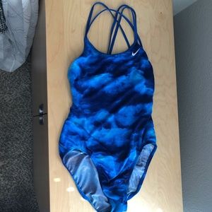 NIKE Hydrastrong Spiderback Tie Dye One Piece Swimsuit